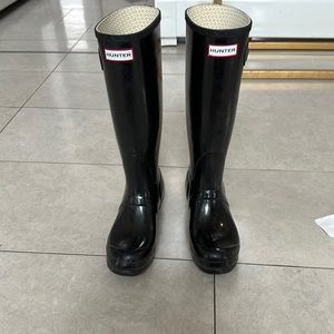 Gently used women’s tall Hunter rainboots.